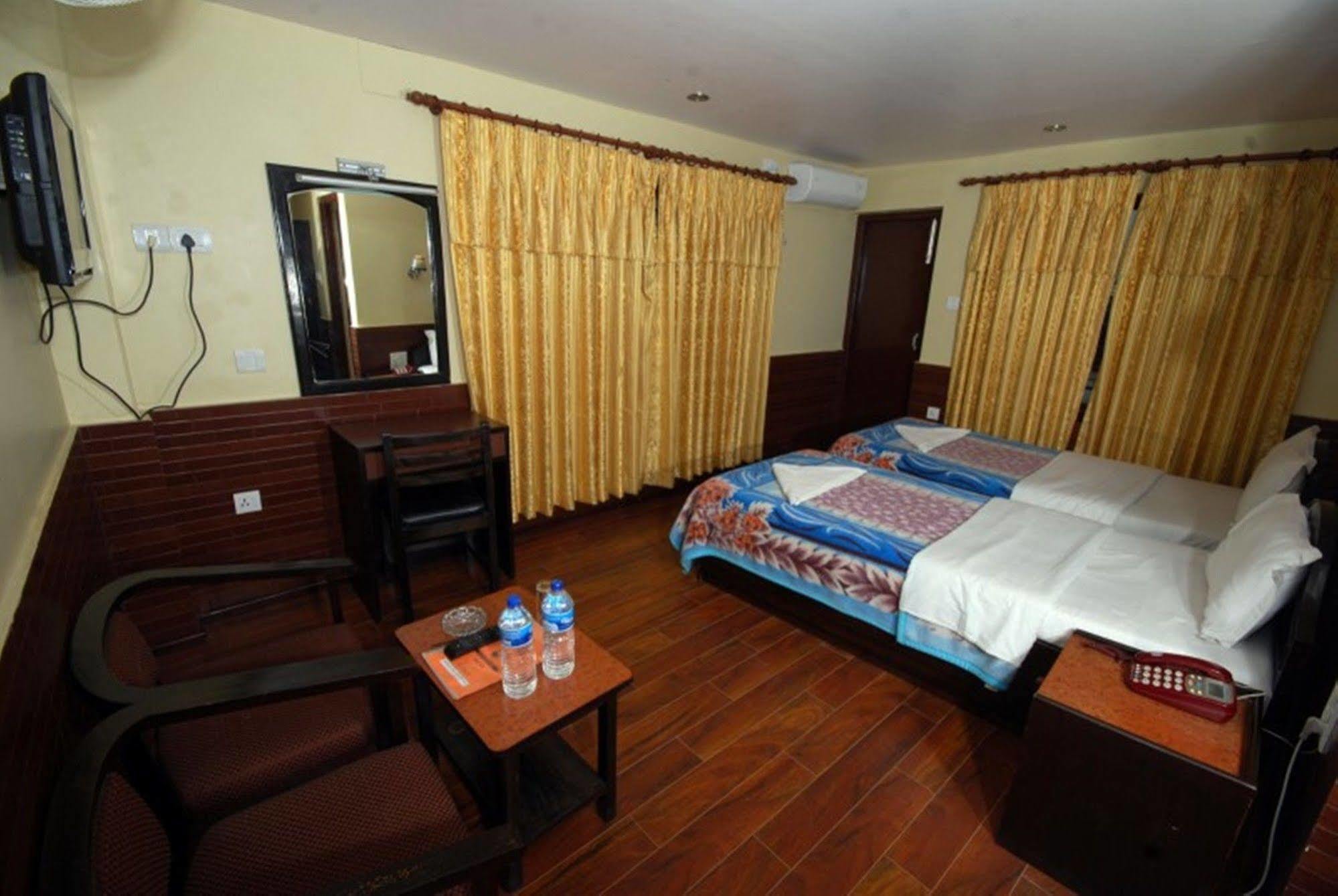 Hotel Trip โพคารา ภายนอก รูปภาพ